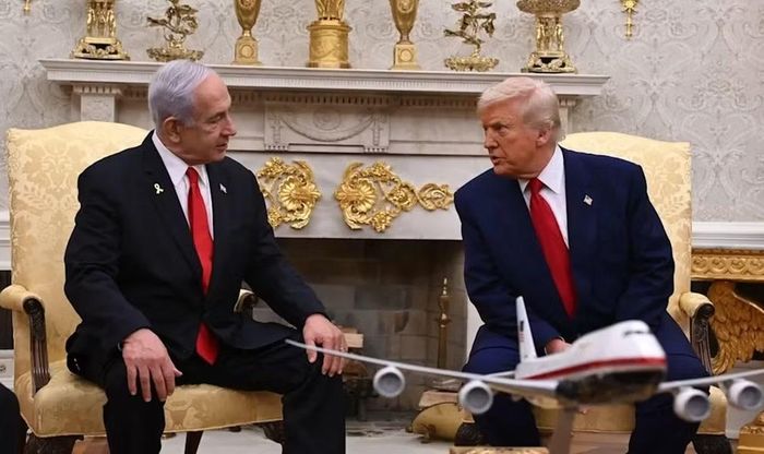 Các diễn biến chính trị tại Mỹ và Israel càng khiến tình hình khó lường. Nhà bình luận Julian Barnes của New York Times cho rằng Thủ tướng Israel Benjamin Netanyahu có thể cân nhắc hành động quân sự trước khi cán cân quyền lực thay đổi sau bầu cử.