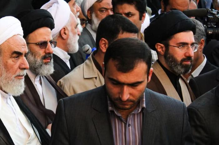 Lãnh tụ Tối cao Iran đồng thời đề cập tầm quan trọng của việc kiểm soát eo biển Hormuz, tuyến hàng hải chiến lược đối với hoạt động vận chuyển năng lượng toàn cầu.