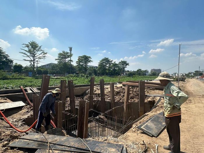Công nhân thi công dự án kênh Tham Lương - Bến Cát - rạch Nước Lên (đoạn từ cầu Bưng đến đường M1, phường Bình Hưng Hòa) vào trưa 27/10/2026. Ảnh: T.Luân.