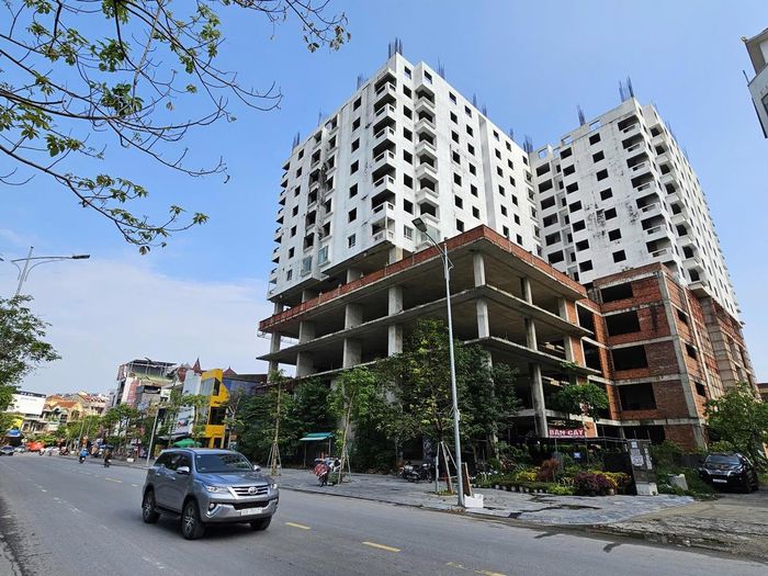 Một dự án xây dựng dở dang rồi bỏ hoang nhiều năm nay tại phường Thành Vinh, tỉnh Nghệ An. Ảnh: Quốc Thanh.