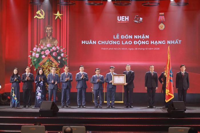 Tổng Bí thư, Chủ tịch nước Tô Lâm trao Huân chương Lao động hạng Nhất tặng UEH. Ảnh: T.K