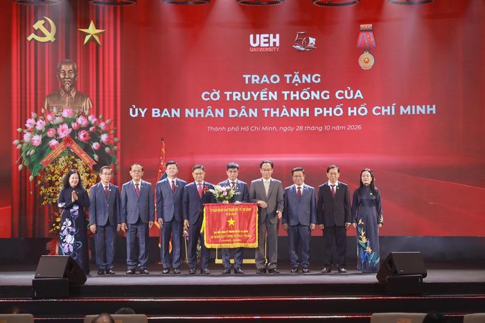 Lãnh đạo UBND TPHCM đã trao tặng Cờ truyền thống cho UEH. Ảnh: T.K