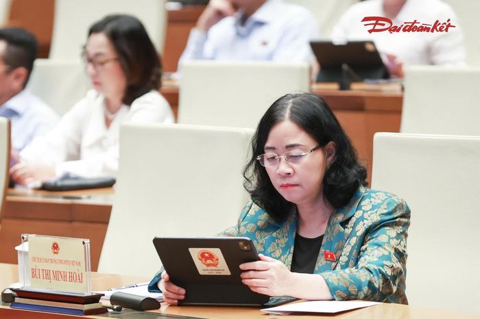 Chủ tịch UBTƯ MTTQ Việt Nam Bùi Thị Minh Hoài tham dự phiên thảo luận (Ảnh: Quang Vinh)