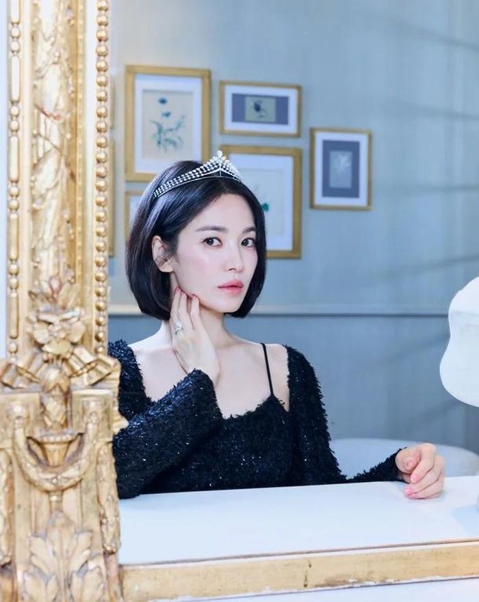 Song Hye Kyo gây chú ý với vẻ ngoài trẻ trung, vóc dáng thon gọn. Ảnh: @songhyekyo.