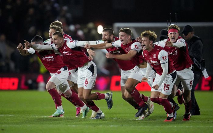 Các cầu thủ Fleetown ăn mừng khi vượt qua Arsenal.