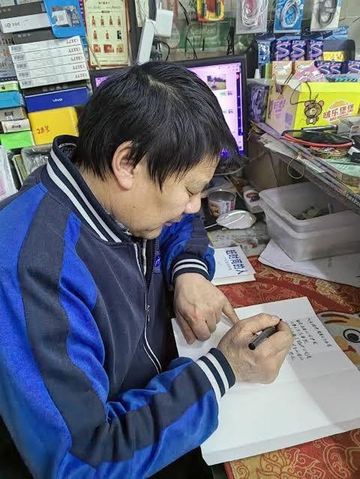 Ông Vương Kế Binh, một người giao đồ ăn 59 tuổi ở tỉnh Giang Tô, giành Giải thưởng Văn học Lỗ Tấn ở hạng mục thơ ca với tập thơ Bay ở tầng thấp. 