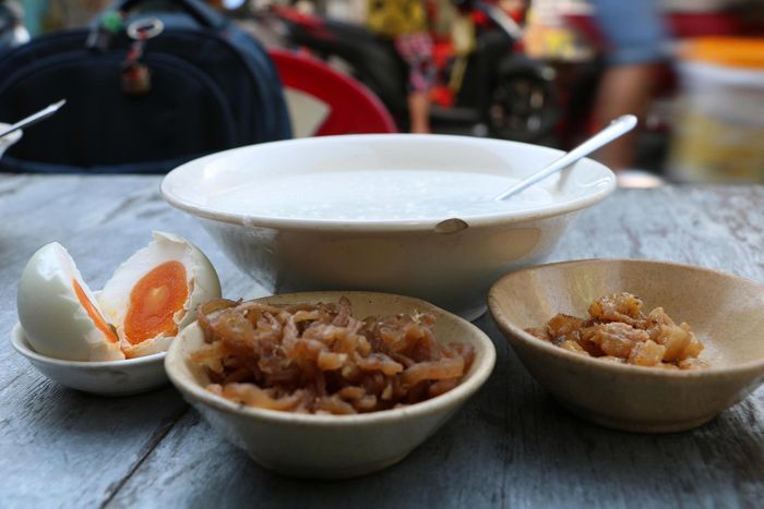  Các món ăn kèm được tự tay ông Minh và con gái chuẩn bị để khách ăn kèm với cháo trắng. 