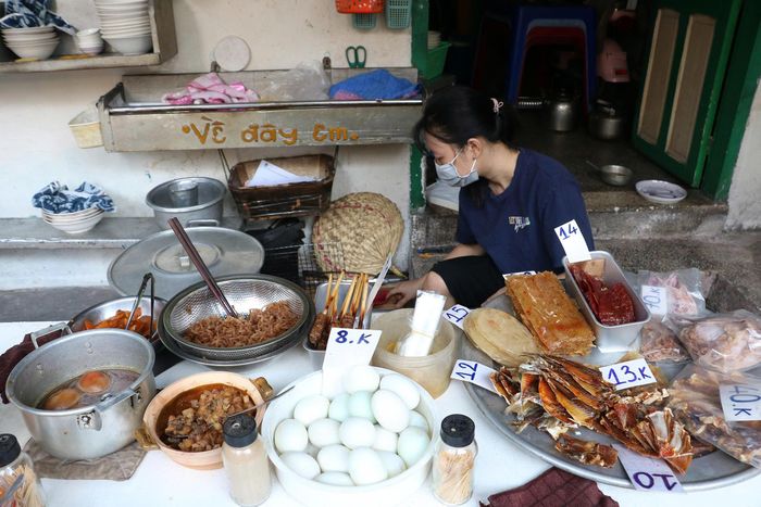  Không gian ấm áp và hoài niệm của quán cháo. 