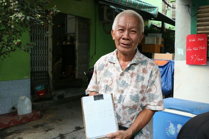  Vì nhiều món ăn lặt vặt, ông Minh thường ghi từng món khách ăn vào giấy để tránh nhầm lẫn. 