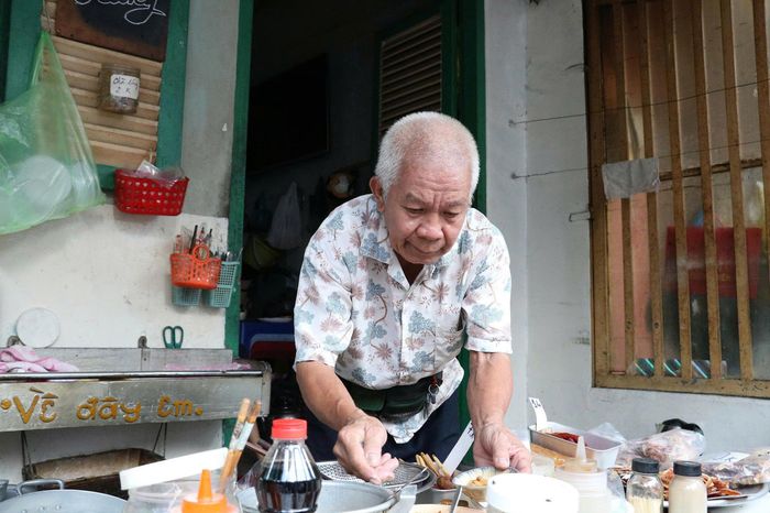  Ông Minh nhớ mặt hầu hết khách quen của quán. 