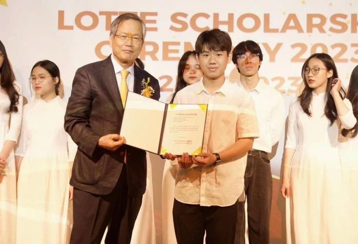  Thành tích học tập tốt, Minh có 6/6 kỳ nhận học bổng khuyến khích của trường, cùng nhiều học bổng doanh nghiệp.