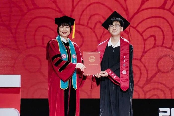  Nhật Minh trong lễ tốt nghiệp đại học, tháng 9/2025.