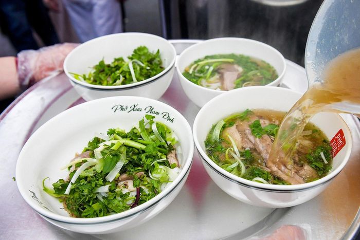 Du khách thưởng thức phở xưa Nam Định tại phố cổ Hội An, năm 2024. Ảnh: Linh Huỳnh.