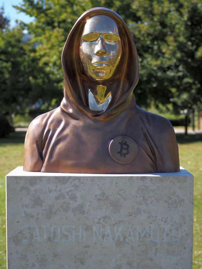 Tượng bán thân của Satoshi Nakamoto, người sáng lập bitcoin, được dựng tại Công viên Graphisoft ở Budapest. Ảnh: Fekist.