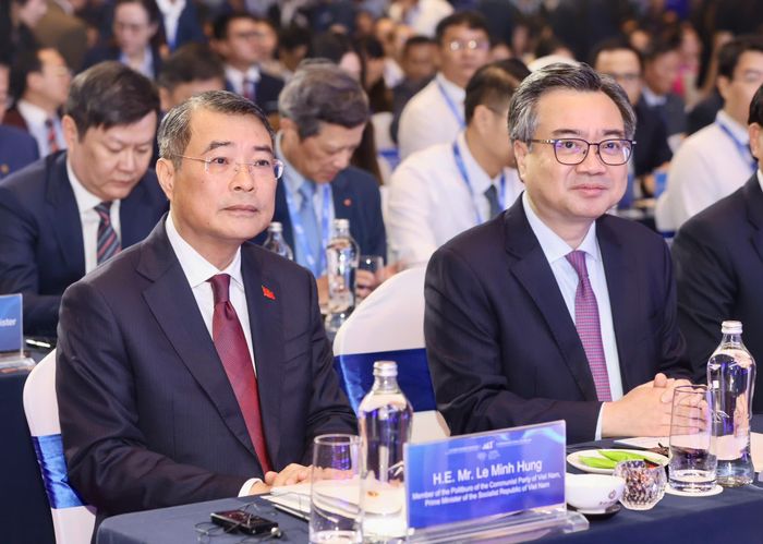  Thủ tướng Lê Minh Hưng (trái) và ông Nguyễn Thanh Nghị, Trưởng Ban Chính sách, chiến lược Trung ương (phải) tại sự kiện. Ảnh: BTC. 