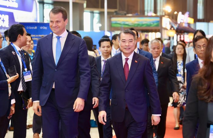  Thủ tướng Lê Minh Hưng (phải) và ông Stephan Mergenthaler, Giám đốc điều hành Diễn đàn Kinh tế Thế giới (WEF) (trái) tại sự kiện sáng 28/10. Ảnh: BTC. 