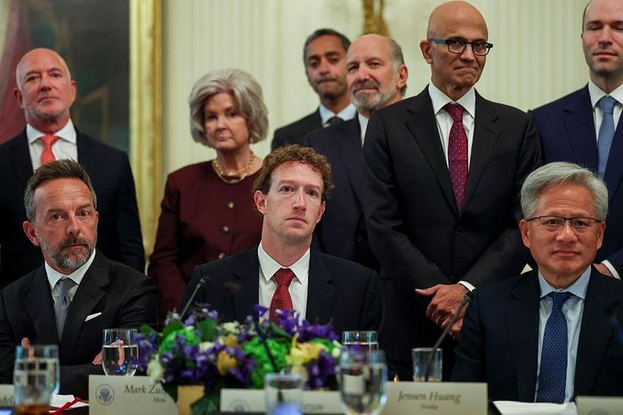CEO Meta Mark Zuckerberg (giữa) và CEO Nvidia Jensen Huang (phải) cùng các lãnh đạo công nghệ tại Nhà Trắng ở Washington, Mỹ, ngày 29/9. Ảnh: Reuters.