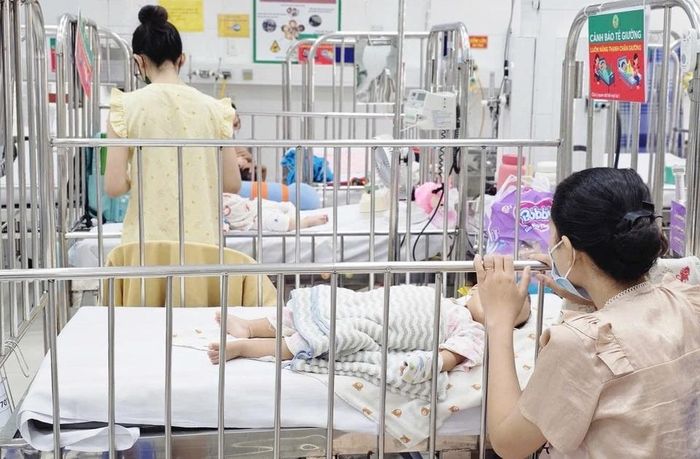  Trẻ mắc bệnh hô hấp biến chứng nặng được điều trị ở Bệnh viện Nhi đồng 2. Ảnh: Nguyễn Thuận. 