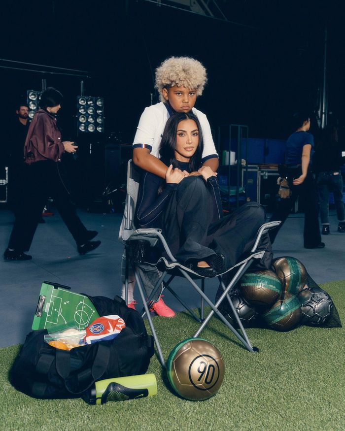Ronaldo (ảnh trái) và hai mẹ con Kim Kardashian tham gia chiến dịch Rip The Script của Nike, được khởi động đầu tháng 6, trước thềm World Cup 2026. Ảnh: Nike.