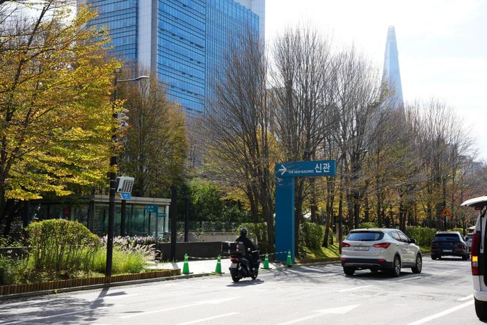 Không gian cây xanh bên ngoài bệnh viện Asan Medical Center, tháng 10/2026.