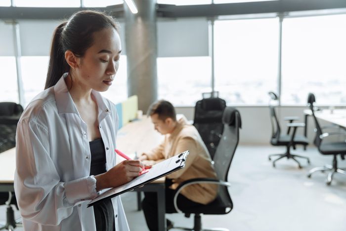 Áp lực cập nhật công nghệ mới khiến không ít người lao động cảm thấy choáng ngợp, kiệt sức. Ảnh minh họa: Thirdman/Pexels.