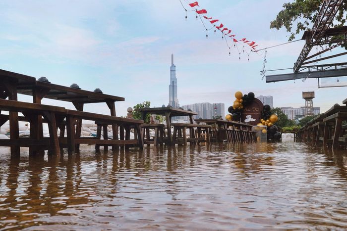 Khu vực ngồi ven sông nhìn ra Landmark 81 của nhà hàng ngập nước vào 17h, ngày 27/10.