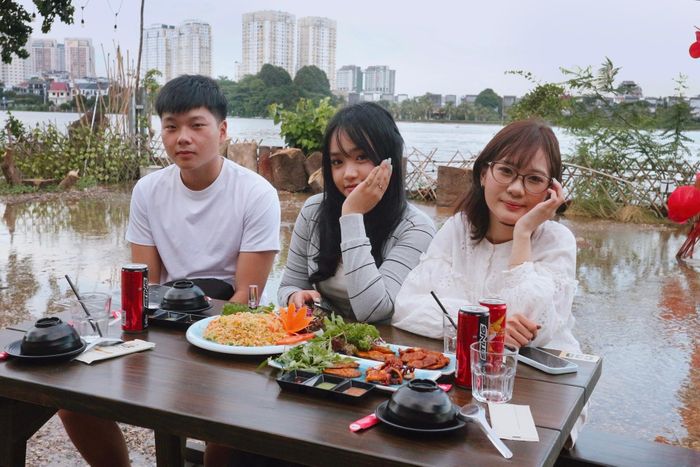 Yến Phương (áo trắng) cùng 2 người bạn gọi 3 món, kèm đồ uống tại nhà hàng, ảnh chụp ngày 27/10.