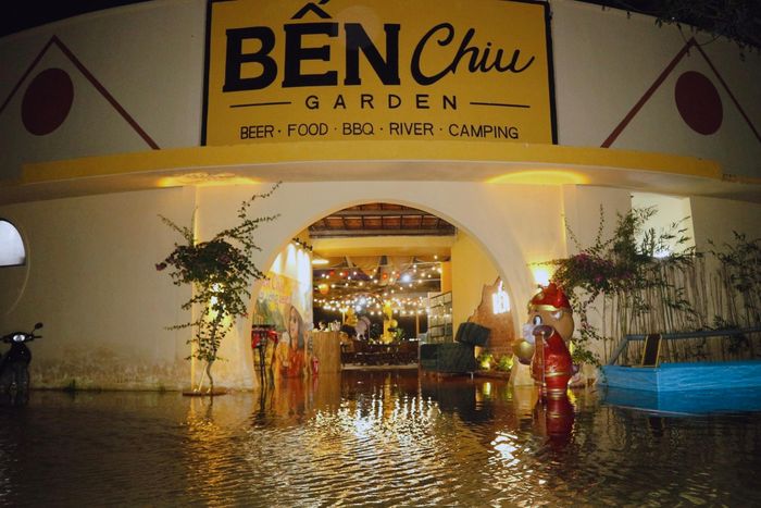 Nước ngập sâu nhất ở lối vào và khu vực trước cổng nhà hàng, ảnh chụp lúc 18h30, ngày 27/10.