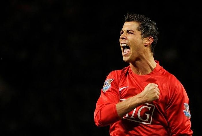 Ronaldo sau đó chuyển sang khoác áo Manchester United. Ảnh: Reuters.