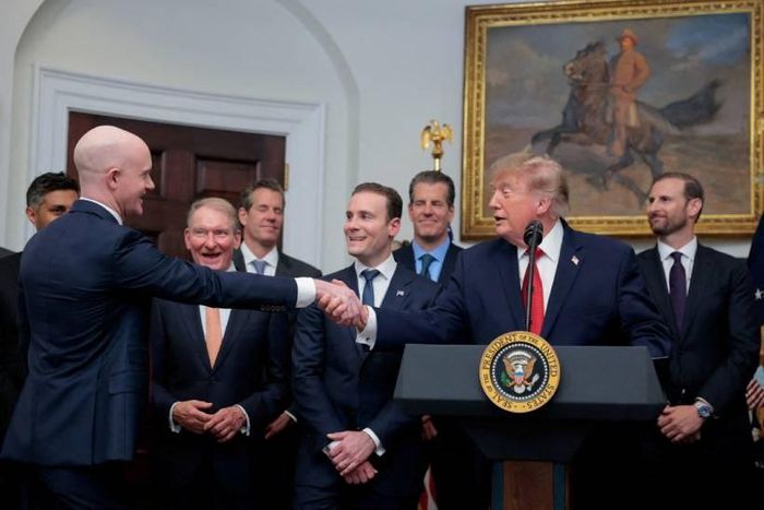 Ông Trump bắt tay với Brian Armstrong, đồng sáng lập kiêm Giám đốc điều hành của Coinbase, khi ông phát biểu trước các lãnh đạo ngành tiền điện tử, tại Phòng Roosevelt ở Nhà Trắng, Washington DC (Mỹ) ngày 19/8. Ảnh: Reuters.