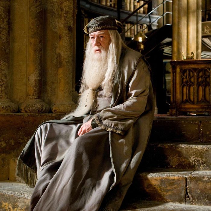  Michael Gambon qua đời năm 2023, ở tuổi 82. Ảnh: Warner Bros. 