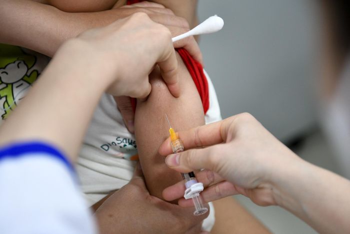Tiêm vaccine là biện pháp chủ động giúp phòng bệnh não mô cầu, nhưng không bảo vệ tuyệt đối trước tất cả các nhóm vi khuẩn gây bệnh. Ảnh: Duy Hiệu.