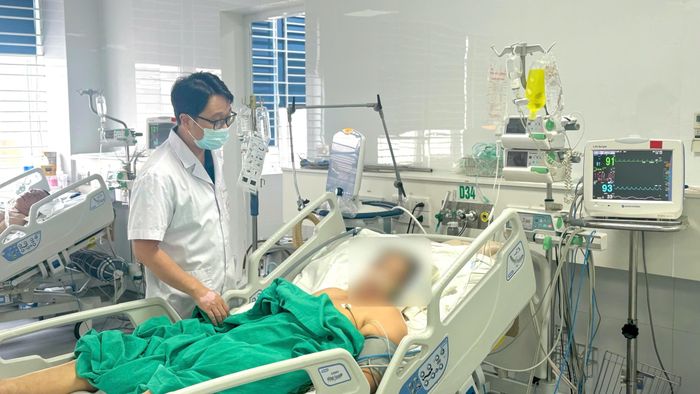 Dù đã qua giai đoạn nguy kịch, người bệnh vẫn còn yếu cơ toàn thân và tiếp tục cần hỗ trợ thở máy.