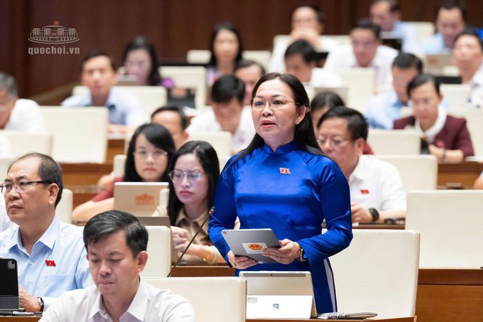 Đại biểu Lý Anh Thư (đoàn An Giang) đề xuất cơ chế kiểm soát giá bán lại nhà ở xã hội sau 5 năm. Ảnh: Quochoi.vn.