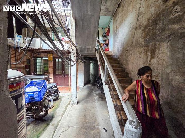  Điều kiện sinh hoạt của nhiều người dân tại khu vực phố cổ Hà Nội đang ở mức đáng lo ngại. 