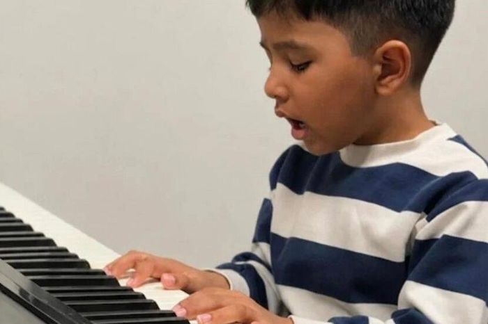  Cậu bé còn có thể chơi piano, ngoài sở thích đọc sách. Ảnh: BNS News. 