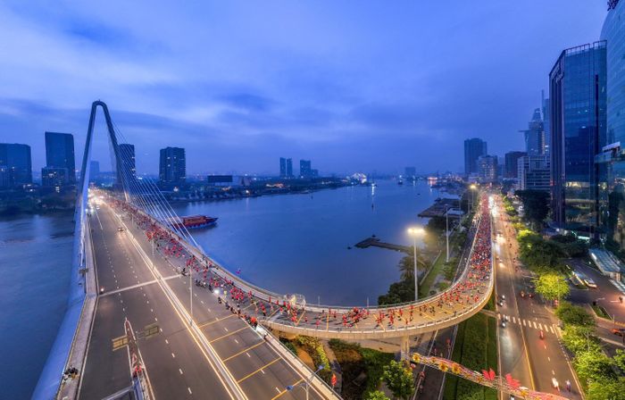  Nhiều địa danh tiêu biểu của TP.HCM xuất hiện trên đường chạy. 