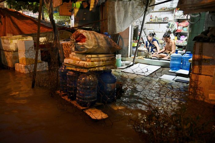  Ông Lê Văn Việt (74 tuổi), sống tại hẻm 85 hơn 20 năm, cho biết hai năm gần đây triều cường dâng cao, gia đình phải kê đồ đạc để tránh nước. Tuy nhiên, ngay cả những thùng xốp đã kê cao vẫn bị ngập. 