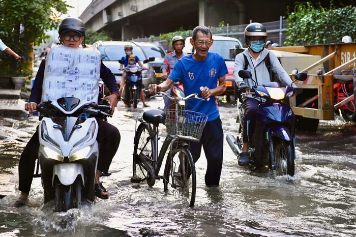  Đến khoảng 17h30, nước ngập nửa bánh xe tại khu vực được ghi nhận, nhiều vị trí sâu quá đầu gối. Các phương tiện di chuyển khó khăn, giao thông dưới chân cầu Phú Mỹ ùn tắc. 