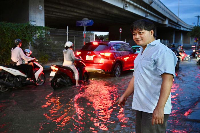  Anh Hoàng Dũng, sống tại hẻm 85 gần 48 năm, nhận xét nước triều năm nay lên cao nhất kể từ khi anh ở đây. Theo anh, hôm qua nước dâng cao hơn hôm nay, ngập khoảng nửa bánh xe. 