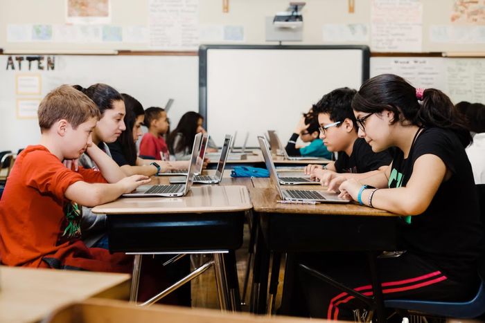 Nhiều học sinh Mỹ được sử dụng màn hình ngay từ bậc mẫu giáo. Ảnh: New York Times.
