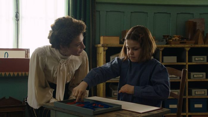  Maria Montessori phát hiện ra rằng người lớn có thể lợi dụng tính thích bắt chước của trẻ nhỏ để dạy chúng tự lập. Ảnh minh họa: Một cảnh trong phim Maria Montessori. 