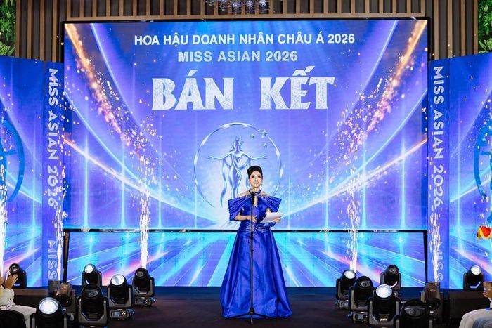 Hoa hậu Đại sứ Toàn cầu Nguyễn Hạnh Nguyên, Trưởng Ban Tổ chức cuộc thi, phát biểu khai mạc đêm Bán kết "Miss Asian 2026"