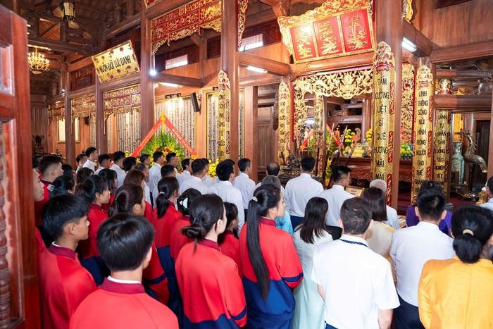 Đoàn VĐV tham gia Đại hội Thể thao toàn quốc lần thứ X dâng hương tại Đền thờ Bác Hồ và các AHLS tại phường Đồng Hới trước khi lên đường làm nhiệm vụ