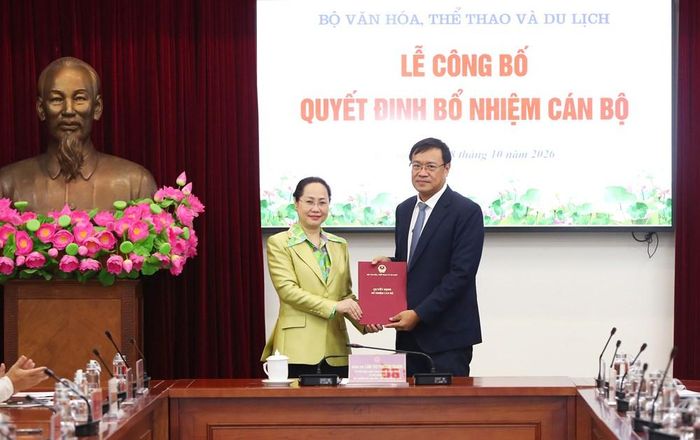 Bộ trưởng Lâm Thị Phương Thanh trao quyết định điều động, bổ nhiệm tân Chánh Văn phòng Bộ VHTTDL Đặng Hà Việt