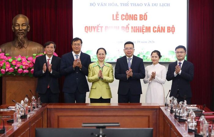Bộ trưởng Lâm Thị Phương Thanh chúc mừng các cán bộ được điều động, bổ nhiệm