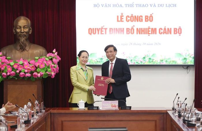 Bộ trưởng Lâm Thị Phương Thanh trao quyết định bổ nhiệm tân Phó Vụ trưởng Vụ Khoa học, Công nghệ, Đào tạo và Môi trường Lê Thanh Xuân