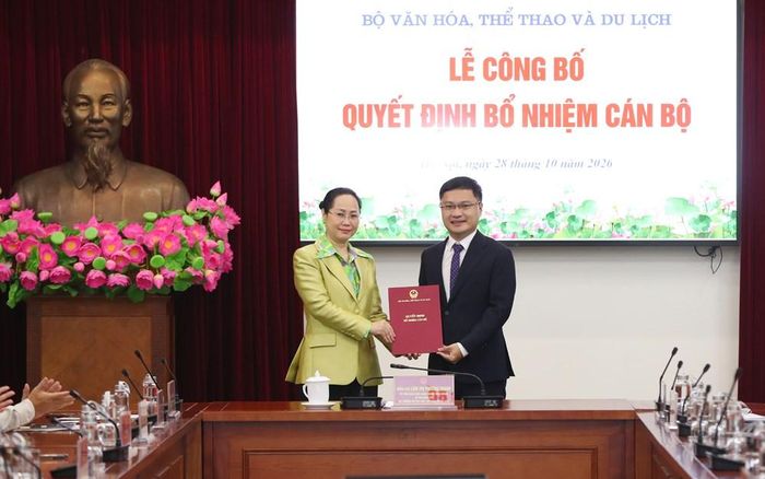 Bộ trưởng Lâm Thị Phương Thanh trao quyết định điều động, bổ nhiệm tân Phó Vụ trưởng Vụ Khoa học công nghệ, đào tạo và môi trường Cao Lê Tuấn Anh