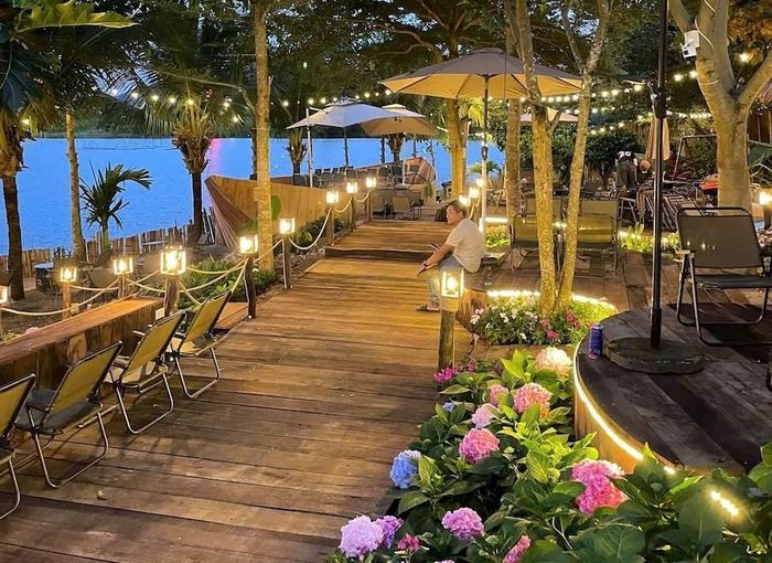 Nhân viên quán “Về vườn tiệm trà và cà phê” chỉnh trang không gian, sẵn sàng đón khách mùa lễ hội