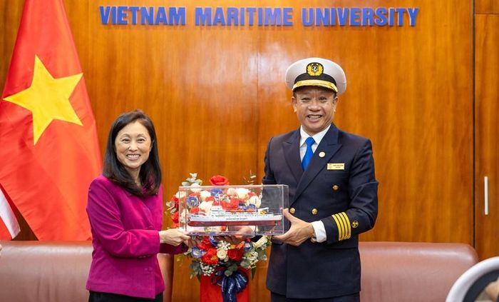 Hiệu trưởng Trường Đại học Hàng hải Việt Nam Phạm Xuân Dương chụp ảnh lưu niệm cùng đại sứ đặc mệnh toàn quyền Hoa Kỳ Jennifer Wicks